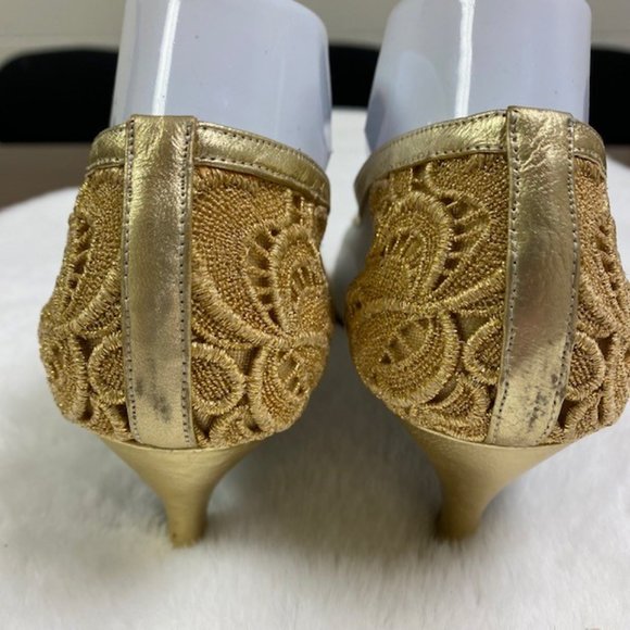 Stuart Weitzman Vintage Gold Lace Floral Embroidery Mesh Pumps Heels, size‎ 6W - Picture 6 of 8